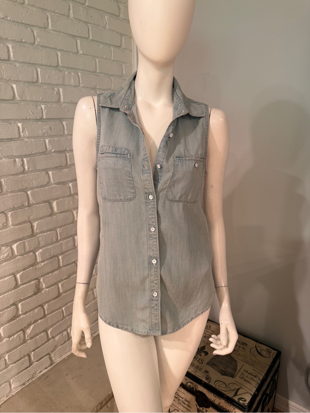 Lucky Brand Chambray Sleeveless Button-Front Utility Shirt XS Light Wash Denim - Picture 2 of 9